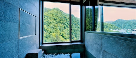 Ensemble baignoire-douche, baignoire à l’eau de source, peignoirs