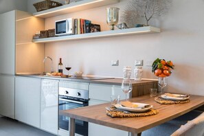 Kühlschrank, Mikrowelle, Ofen, Kochgeschirr/Geschirr/Besteck