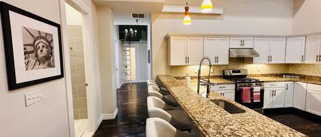 冷蔵庫、電子レンジ、オーブン、コンロ