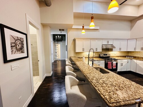 NYC style loft  apartment 10 min to Times Sq.  2 Parking space avail!