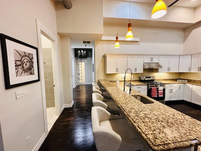 NYC style loft apartment 10 min to Times Sq. 2 Parking space avail!