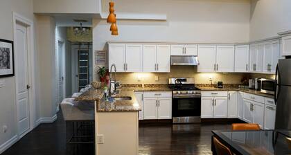 NYC style loft apartment 10 min to Times Sq. 2 Parking space avail!