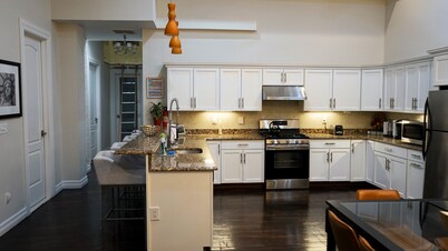 NYC style loft  apartment 10 min to Times Sq.  2 Parking space avail!