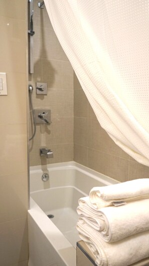 Combined shower/tub, towels, soap, shampoo