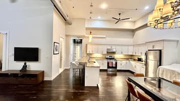 Réfrigérateur, micro-ondes, four, plaque de cuisson