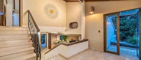 Vila, 5 quartos | Área de estar | Smart TV 43 polegadas com canais digitais, TV, lareira