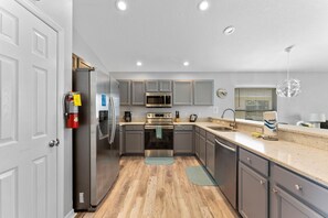 Réfrigérateur, four à micro-ondes, un four, surface de cuisson