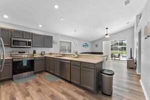 Kjøleskap, mikrobølgeovn, ovn og kokeplater