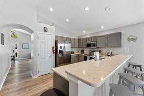 Kjøleskap, mikrobølgeovn, ovn og kokeplater