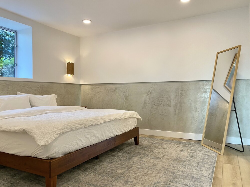 Los Feliz Luxury Apartment in Hills Large Private Deck & Parking