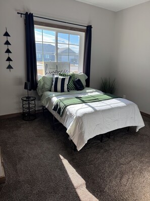 Desk, iron/ironing board, WiFi, bed sheets