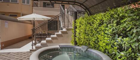 Bañera de hidromasaje al aire libre