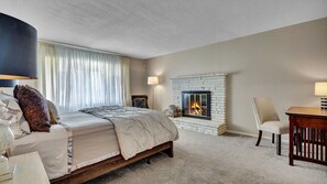 4 soverom, skrivebord, strykejern/-brett og reiseseng for barn