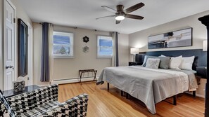 4 bedrooms, desk, iron/ironing board, travel crib - Family and Dog friendly home in Brighton (Rochester)