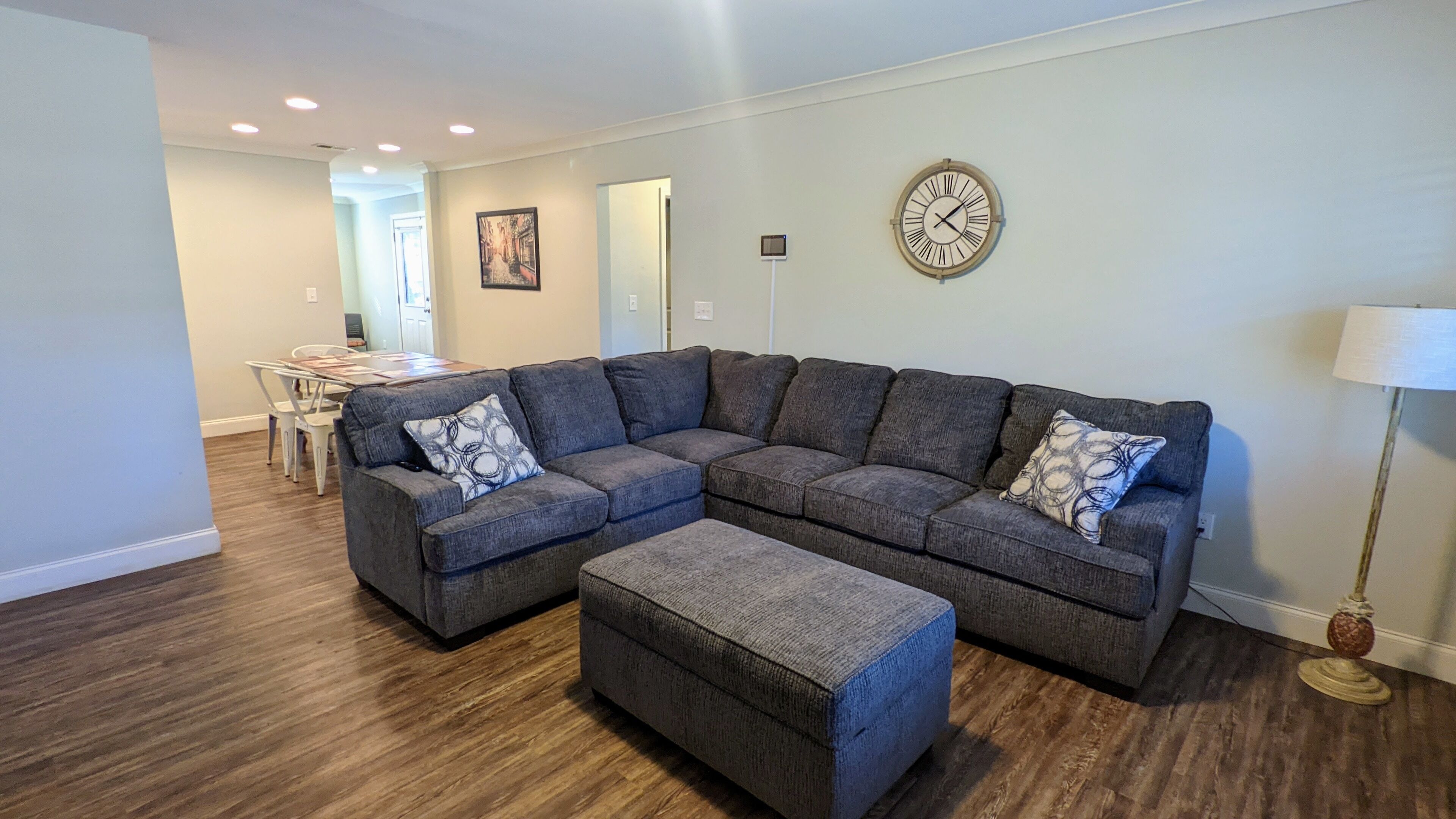 5 Bedroom, 4 Bathroom Near Airport