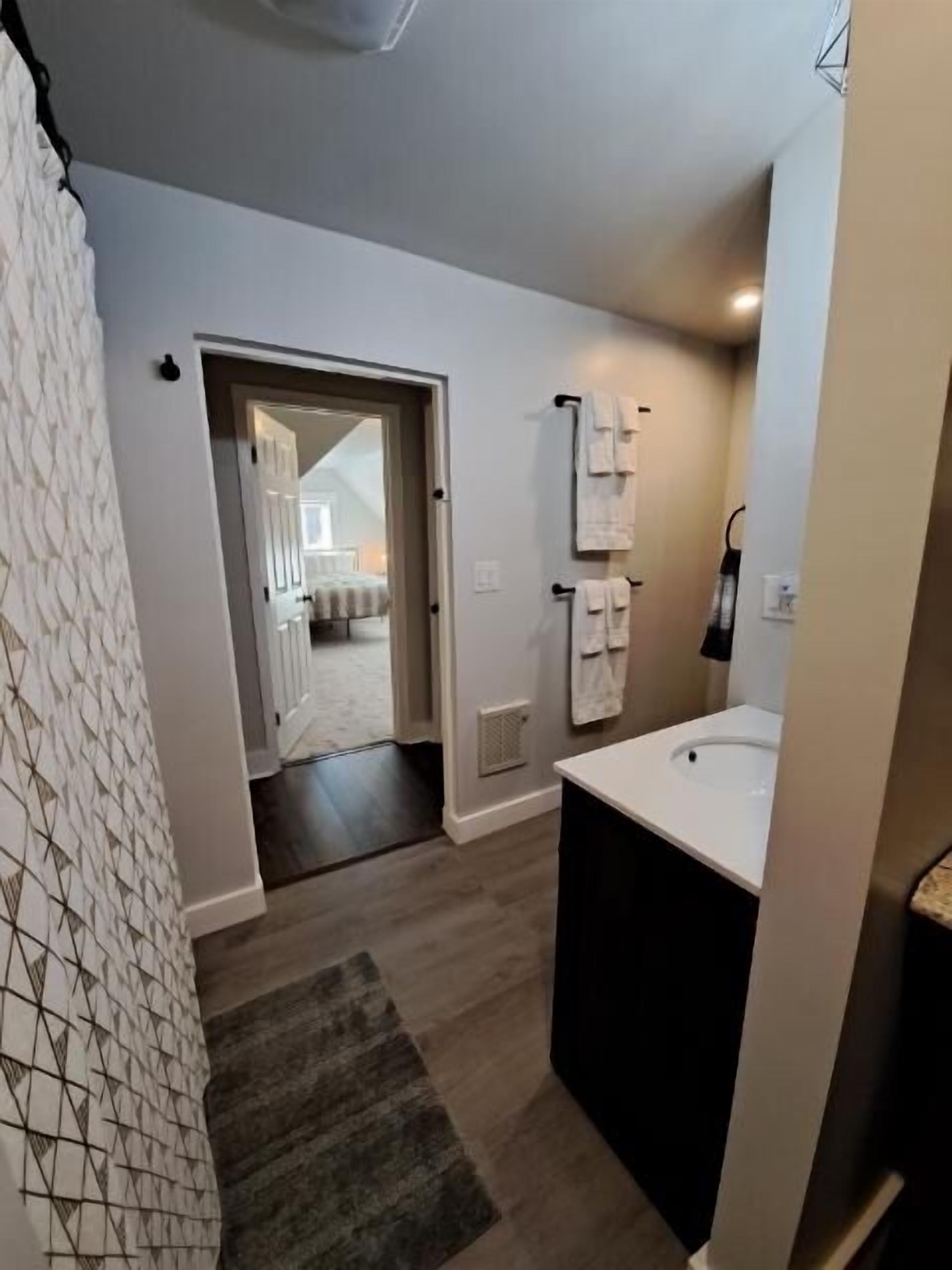 Kombinert dusj/badekar, hårføner, håndklær og toalettpapir