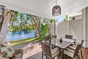 Outdoor dining - 2 Brm Waterfront Apartment (Noosaville)