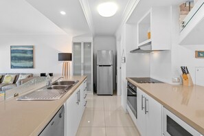 Réfrigérateur, four à micro-ondes, un four, surface de cuisson