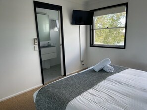 3 habitaciones, tabla de planchar con plancha y ropa de cama 