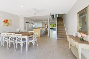 Dining - 3 Brm Deluxe Waterfront Apartment (Noosaville)