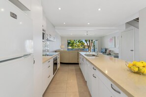 Fridge, microwave, oven, stovetop - 3 Brm Deluxe Waterfront Apartment (Noosaville)
