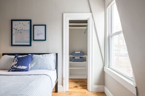 3 soverom, skrivebord, strykejern/-brett og wi-fi (inkludert)