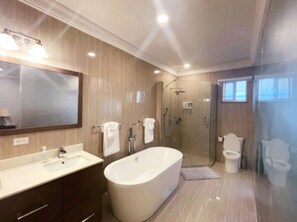 Villa Royal, vista piscina, lato spiaggia | Bagno | Vasca e doccia separate, vasca da bagno a immersione totale
