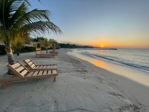 On the beach - Luxury 4-Bedroom villa (St. Ann's Bay)