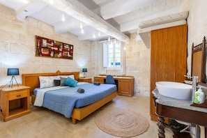5 bedrooms, iron/ironing board, free WiFi, bed sheets
