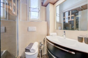 Chuveiro, secador de cabelo, toalhas de banho 