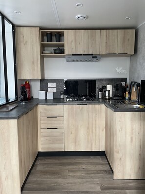 Microondas, placa de cocina y lavavajillas