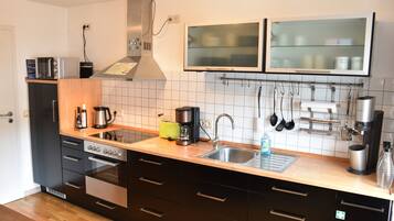 Kühlschrank, Mikrowelle, Ofen, Herdplatte