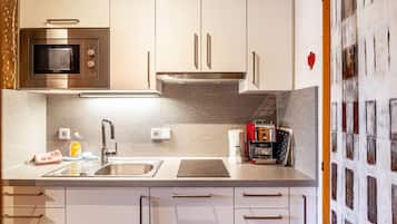 Geladeira, micro-ondas, cooktop, lava-louças