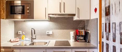 Frigorífic, microones, placa de cuina i rentaplats