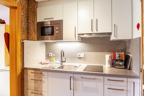 Réfrigérateur, micro-ondes, plaque de cuisson, lave-vaisselle