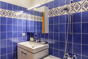 Badekar, hårføner og håndklær