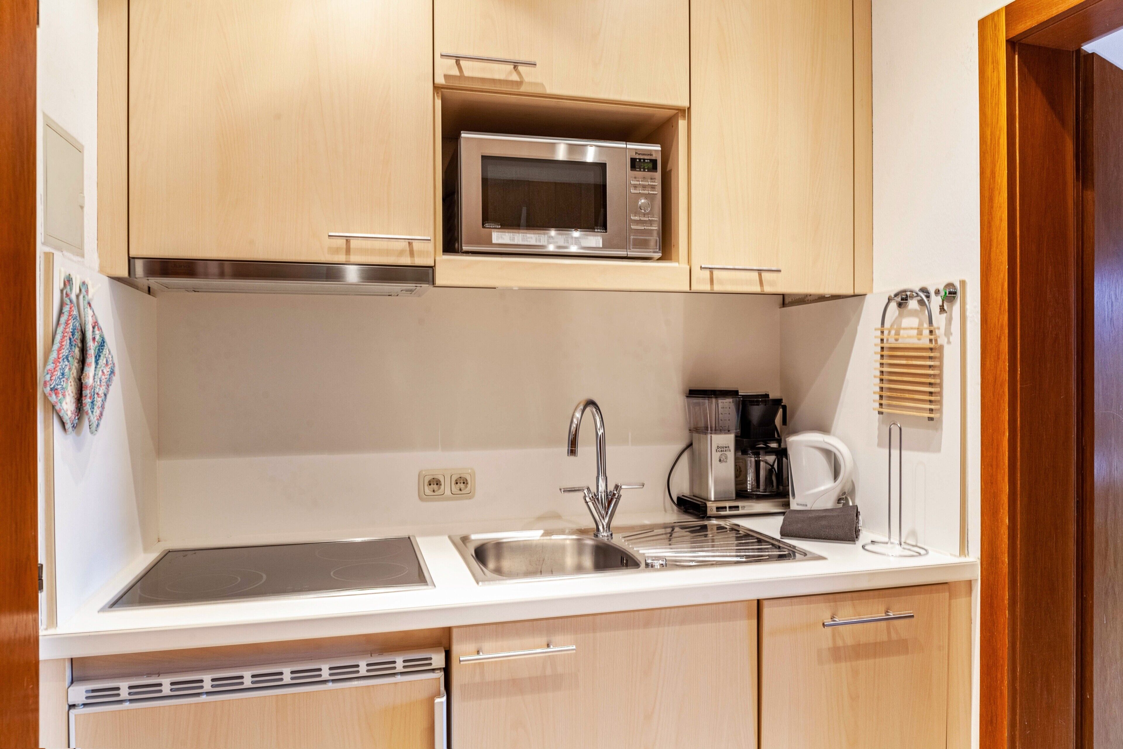 Geladeira, micro-ondas, cooktop, lava-louças