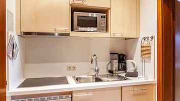 Réfrigérateur, micro-ondes, plaque de cuisson, lave-vaisselle