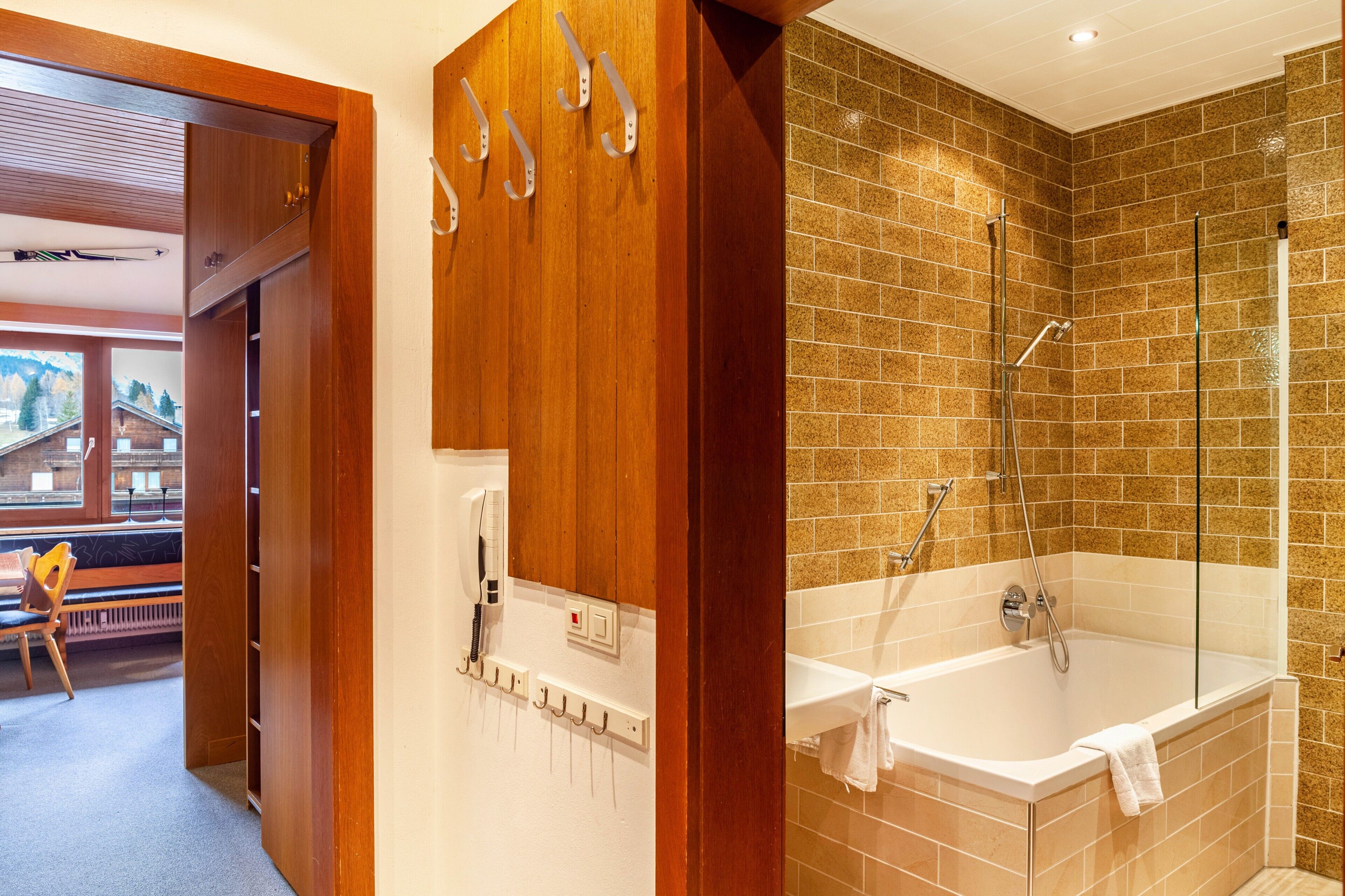 Bathtub, towels