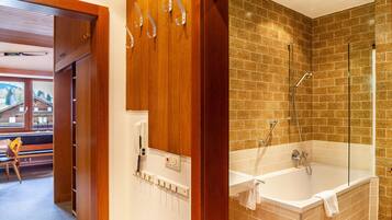 Bathtub, towels
