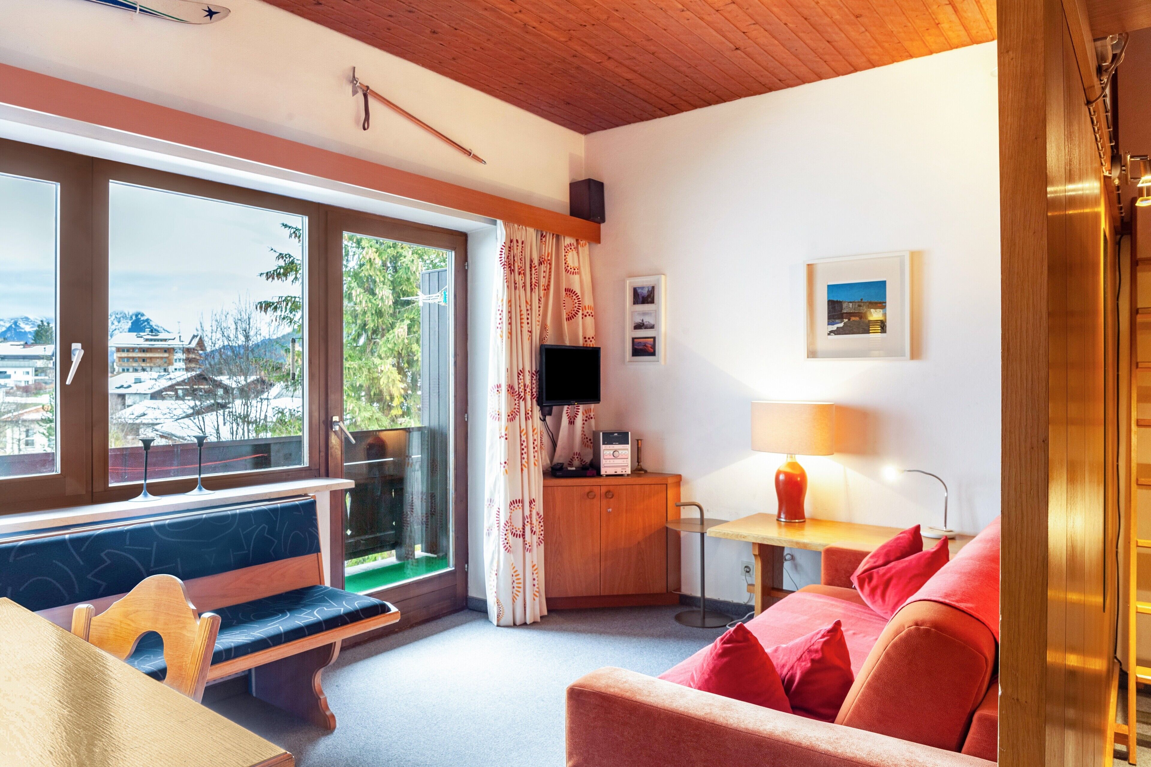 TV, tavolo da ping pong, impianto stereo