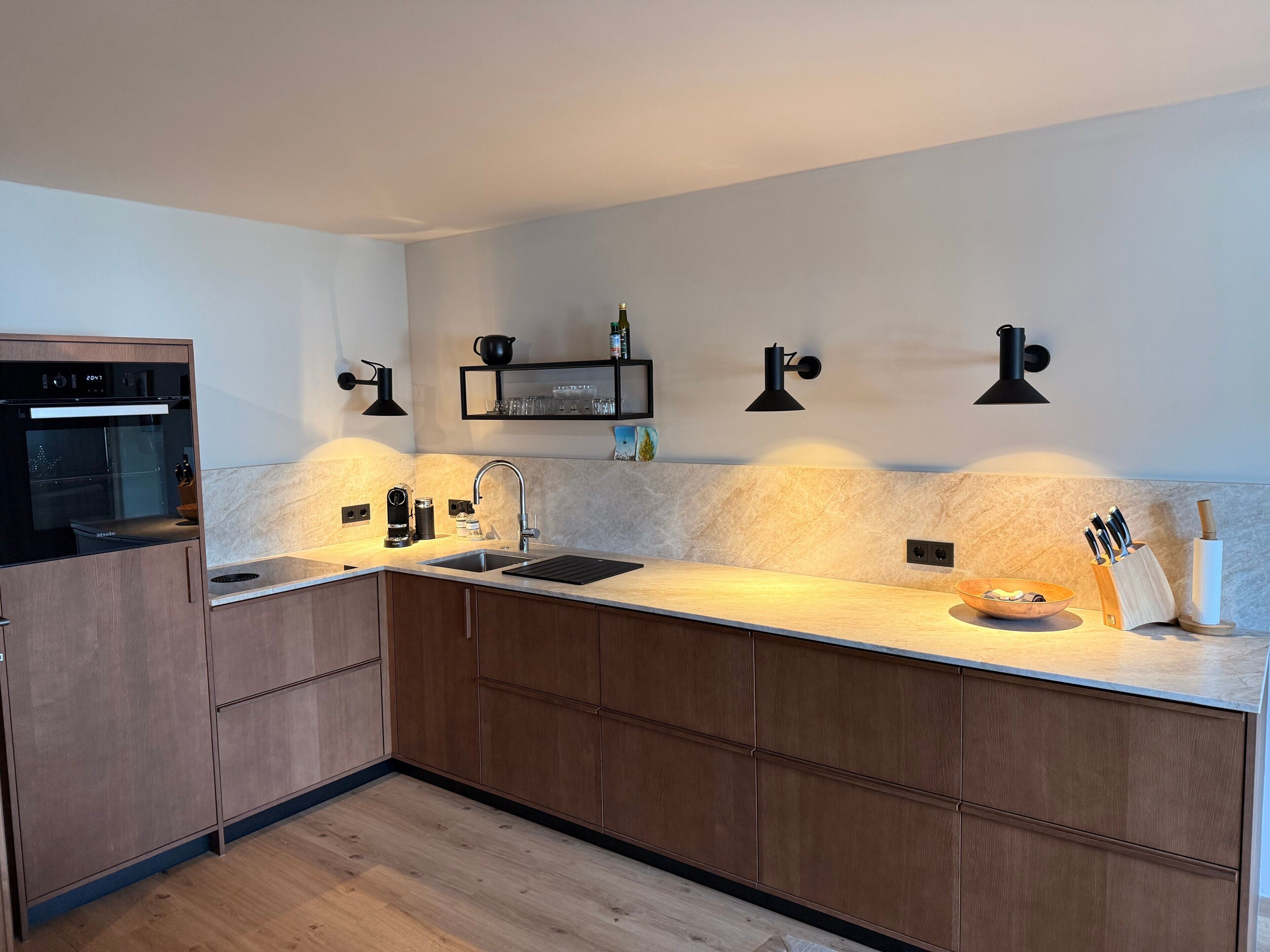 Geladeira, micro-ondas, cooktop, lava-louças