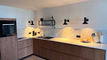 Geladeira, micro-ondas, cooktop, lava-louças