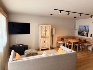 TV, mesa de pingue-pongue