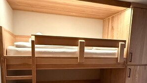1 多间卧室、免费 WiFi、床单
