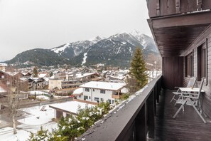 Outdoor dining - Holiday Apartment "Haus Excelsior Top 21" with Mountain View, Balcony & Wi-Fi (Seefeld in Tirol)