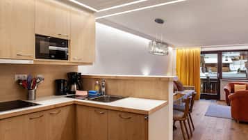 Réfrigérateur, micro-ondes, plaque de cuisson, lave-vaisselle