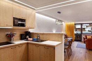 Réfrigérateur, micro-ondes, plaque de cuisson, lave-vaisselle