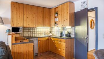 Kylskåp, mikrovågsugn, spishäll och diskmaskin