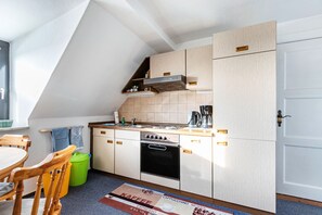 Køleskab, ovn, kogeplade, kaffe-/temaskine